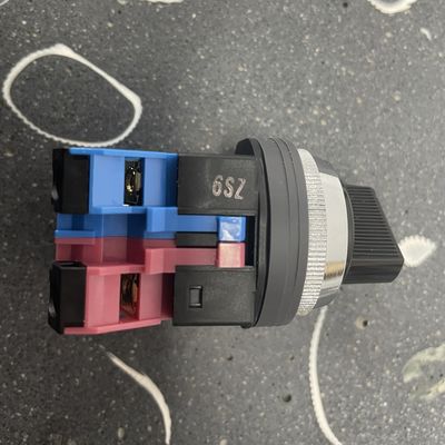 IDEC ASN211N Selector Switch (1a -1b, 90o, 2 Notch) gắn trên bảng điều ...